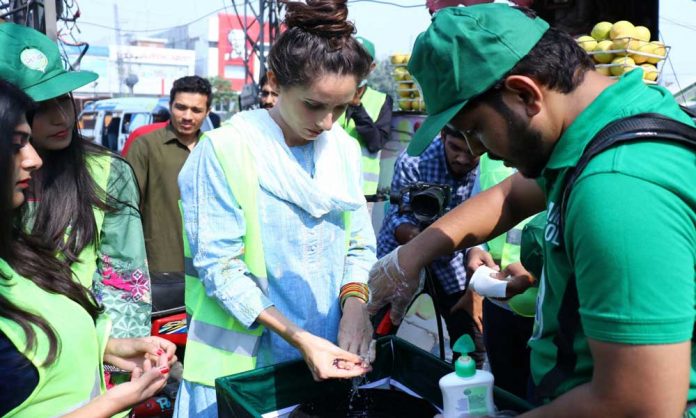 International Blogger “Alyne Tamir” joins “Hoga Saaf Pakistan” for a Cleaning Drive in Lahore